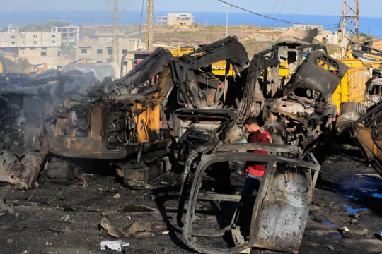 Israel không kích miền Nam Lebanon, 8 người thương vong