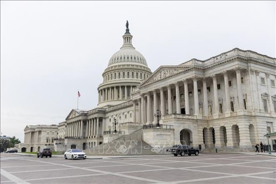 Mỹ bắt đầu đợt sa thải nhân viên liên bang do đóng cửa chính phủ