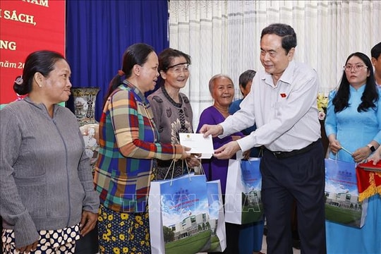 Chủ tịch Quốc hội tặng quà cho đối tượng chính sách tỉnh An Giang
