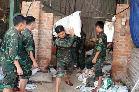 Sư đoàn 304 giúp dân khắc phục hậu quả lũ lụt