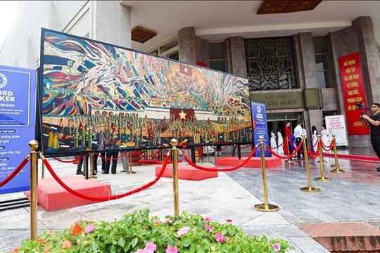 Bức tranh sơn mài 'Bác Hồ đọc Tuyên ngôn Độc lập' được trao Kỷ lục Guinness thế giới