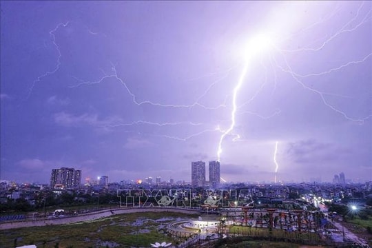 Sét đánh xuống Hà Nội là do dông mạnh