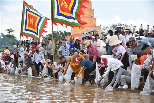 Hải Phòng thả 5 vạn cá giống tái tạo nguồn lợi thủy sản trên sông Lục Đầu