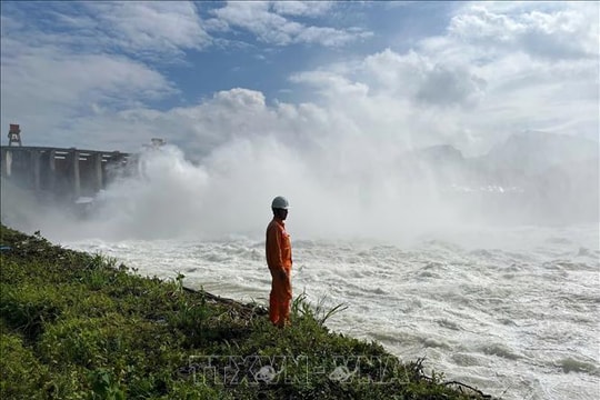 17 giờ ngày 11/10, đóng 1 cửa xả đáy hồ thủy điện Tuyên Quang