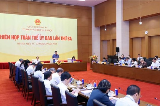 Thể chế hóa nội dung sử dụng một bộ sách giáo khoa thống nhất