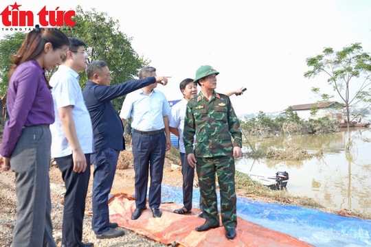 Chủ tịch UBND TP Hà Nội Trần Sỹ Thanh kiểm tra vùng ngập tại xã Trung Giã và Đa Phúc