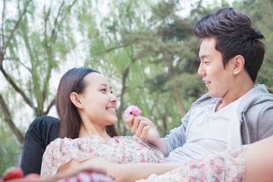 Đang hẹn hò thân mật, bạn trai tôi bất ngờ nói lắp bắp khi gặp một cô gái