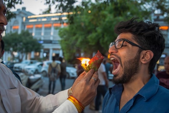 Lá trầu bốc lửa - món ăn cháy trong miệng ở Ấn Độ khiến du khách thích thú