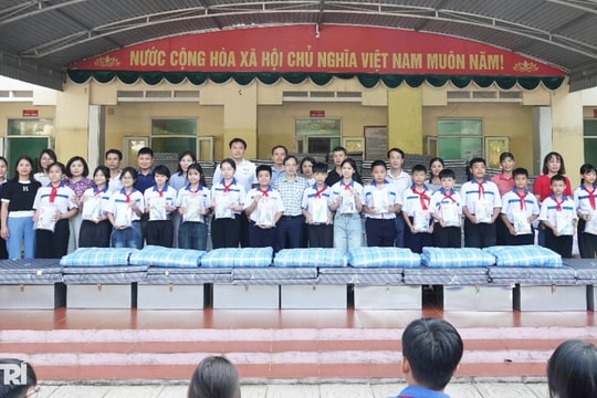 Báo Dân trí là đơn vị đầu tiên tặng quà, hỗ trợ học sinh Vị Xuyên