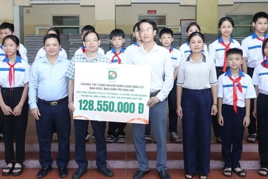 Báo Dân trí trao yêu thương của bạn đọc đến học sinh vùng lũ Vị Xuyên