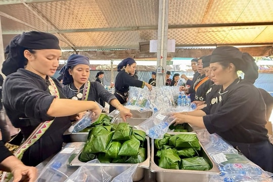 Làng du lịch Thái Nguyên làm hơn 5.000 suất ăn gửi vùng lụt
