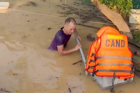 Lặn xuống nước lũ phá khóa cứu dân mắc kẹt
