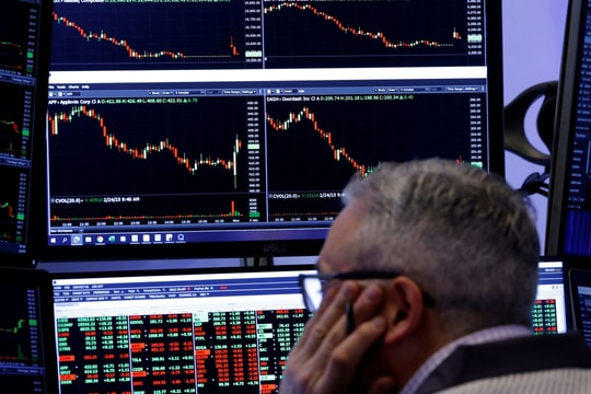 Vàng tăng, chứng khoán Mỹ bị bán tháo vì căng thẳng Mỹ - Trung