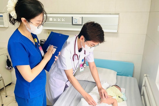 Bác sĩ tạo hình hậu môn cho bé sơ sinh