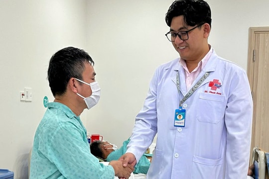 Người đàn ông 'chỉ còn 5 tháng sống' được cứu sau 8 giờ mổ robot