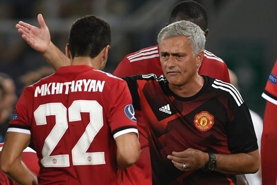 Mkhitaryan: 'Mourinho nhắn tin mỗi tối để đuổi tôi khỏi Man Utd'