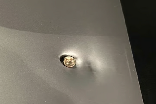 Thoát chết trong gang tấc nhờ laptop đỡ đạn