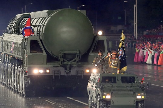 Triều Tiên duyệt binh quy mô lớn, ra mắt ICBM tối tân