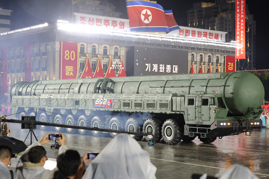 Dàn tên lửa, xe tăng tối tân Triều Tiên phô diễn tại lễ duyệt binh