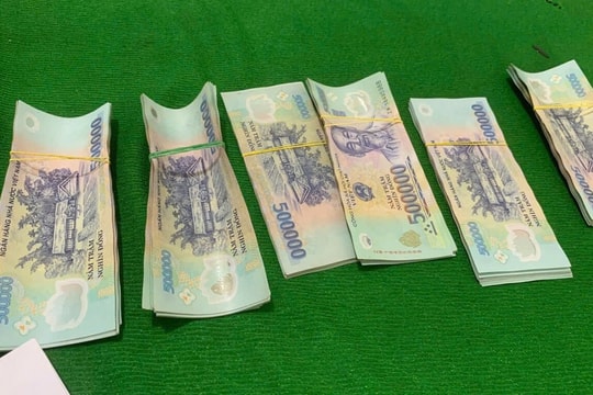 Lừa chủ tiệm vàng bằng chiêu chuyển khoản rút tiền mặt