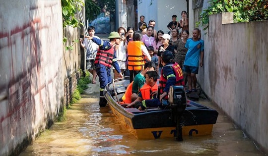 Hà Nội khẩn trương tăng cường nước sạch và an toàn thực phẩm sau mưa lũ