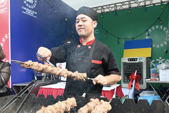 Du khách thích thú khám phá tinh hoa ẩm thực 5 châu tại Lễ hội Văn hóa Thế giới