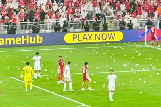 Vỡ mộng World Cup, CĐV Indonesia tấn công trọng tài