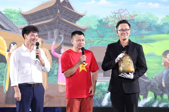 NSND Xuân Bắc, Tự Long chủ trì đấu giá, thu 2,5 tỷ đồng giúp người dân vùng lũ