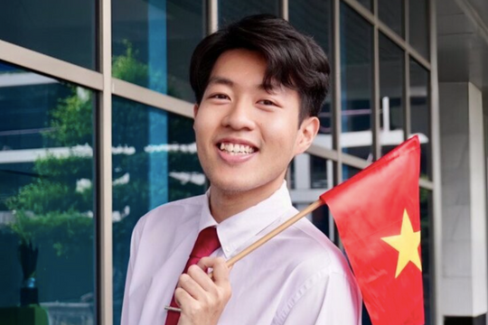 Biên tập viên VTV gây sốt khi tác nghiệp giữa tâm bão