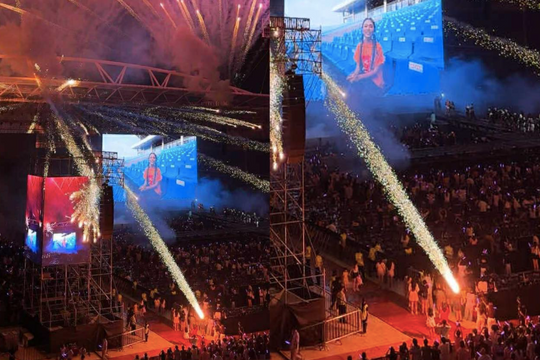 Pháo hoa rơi trúng khán giả concert 'Em xinh say hi', nhiều người hoảng loạn