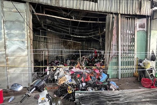 Người dân cùng chính quyền dập tắt đám cháy chợ lúc rạng sáng