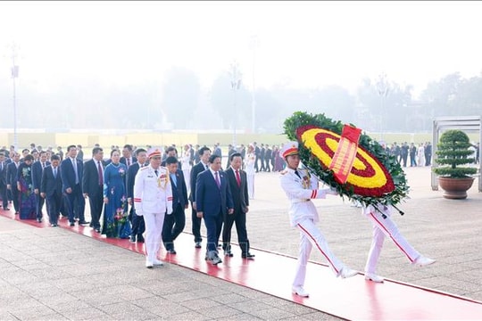 Đoàn đại biểu dự Đại hội Đảng bộ Chính phủ vào Lăng viếng Chủ tịch Hồ Chí Minh