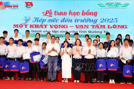 Trao 111 suất học bổng cho tân sinh viên có hoàn cảnh khó khăn