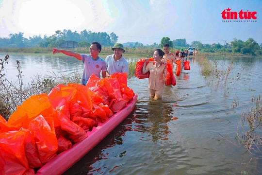 Công an Hà Nội giúp dân xã Trung Giã khắc phục hậu quả bão số 11
