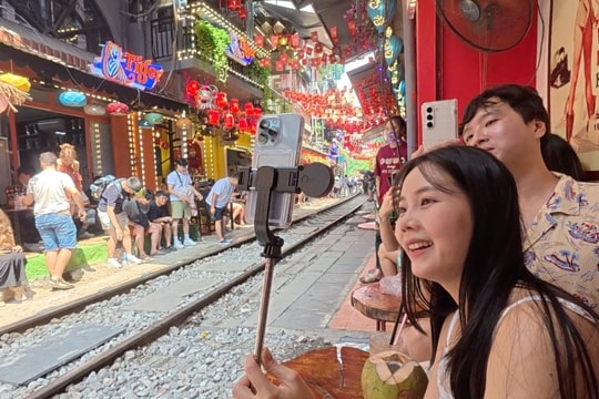 Sau video tai nạn tàu đâm bàn ghế, phố cà phê đường tàu vẫn nhộn nhịp khách