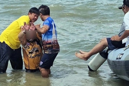 Du khách nhảy khỏi tàu giữa biển Thái Lan, đòi tự bơi vào bờ