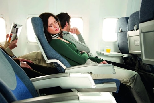 Hãng bay giá rẻ gây tranh cãi vì thu tiền hành khách khi ngả ghế