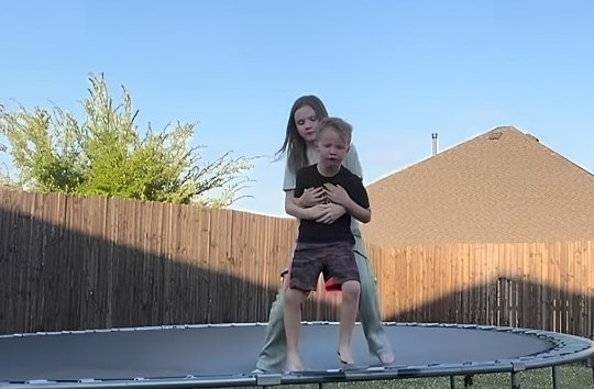 Bé gái 10 tuổi dùng thủ thuật Heimlich cứu em