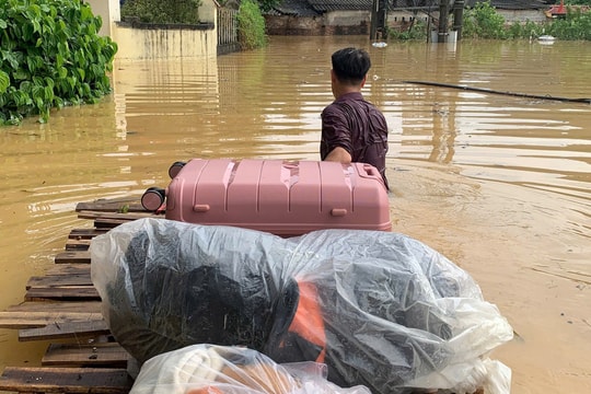 Cha kéo bè đưa con vượt lũ đi du học