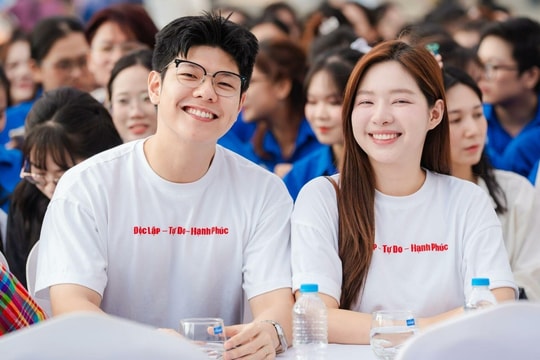 Ngày hội 'Gia đình trẻ hạnh phúc 2025' khai mạc tại Hồ Gươm