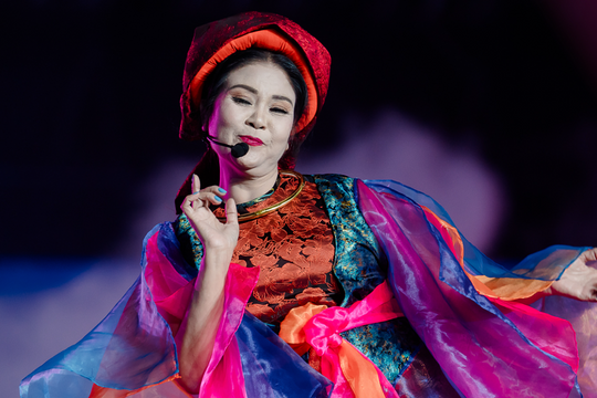 Nghệ sĩ Thanh Ngoan hát xẩm cùng các 'Em xinh say hi'