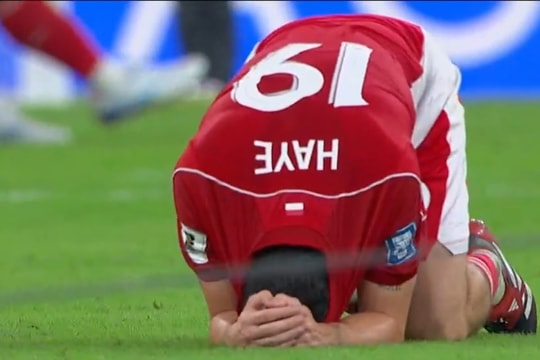 HLV Kluivert đau lòng khi chứng kiến cầu thủ Indonesia suy sụp