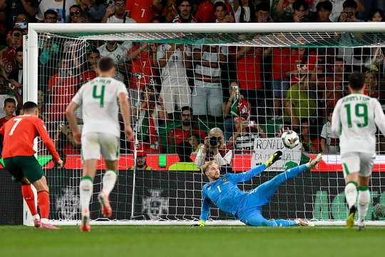 Bồ Đào Nha thắng nhọc trong ngày Ronaldo đá hỏng phạt đền