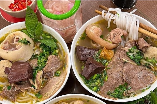 Tôi không nuốt nổi bát bún bò ngập topping nhưng mất chất