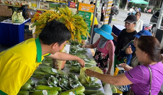 Rau xanh, trứng gà "cháy hàng" trong ngày đầu TP HCM tổ chức bán hàng Tết lưu động