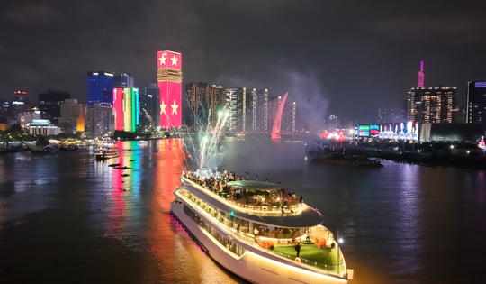 Có gì đặc biệt trong du thuyền ẩm thực 5 sao vừa xuất hiện ở bờ sông Sài Gòn?