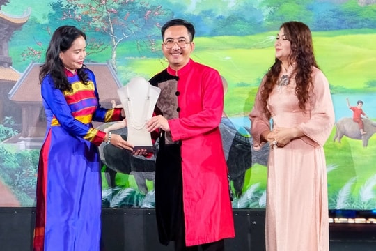 Việt Anh đi xem Quỳnh Nga trình diễn thời trang