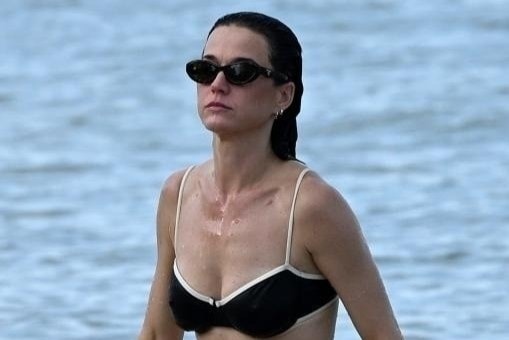 Katy Perry tình tứ với cựu Thủ tướng Canada trên du thuyền riêng