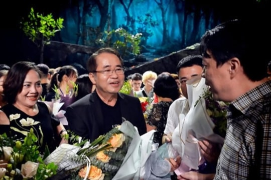 Nam NSND có học hàm Phó Giáo sư, từng giữ chức Giám đốc Nhà hát của quân đội