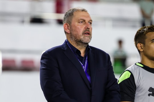 Trách liên đoàn bóng đá nhập tịch gian lận, HLV Malaysia phải xin lỗi